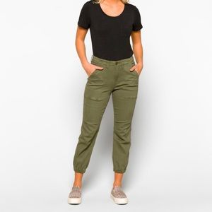 NWT!! Olive Vancouver Twill Jogger 💋❤️
